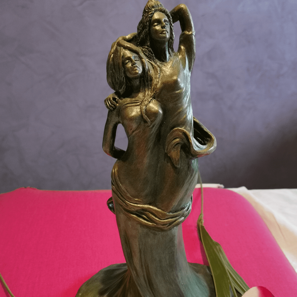 Sculpture "Duo" en argile cuite et patinée façon bronze, pièce unique, représentant élégance et mouvement.