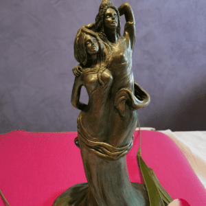 Sculpture "Duo" en argile cuite et patinée façon bronze, pièce unique, représentant élégance et mouvement.