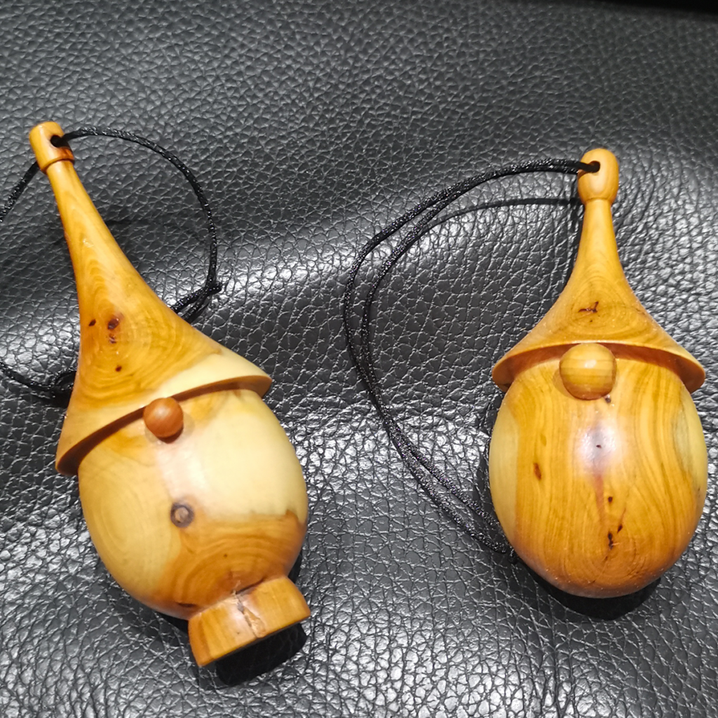 Gnomes en bois d'if façonnés à la main, décorations de Noël artisanales avec des nuances naturelles et veinures élégantes.