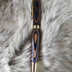 Stylo bille rechargeable en bois lamellé bleu, artisanal, avec un design raffiné et des nuances profondes, fait main en Haute-Normandie.