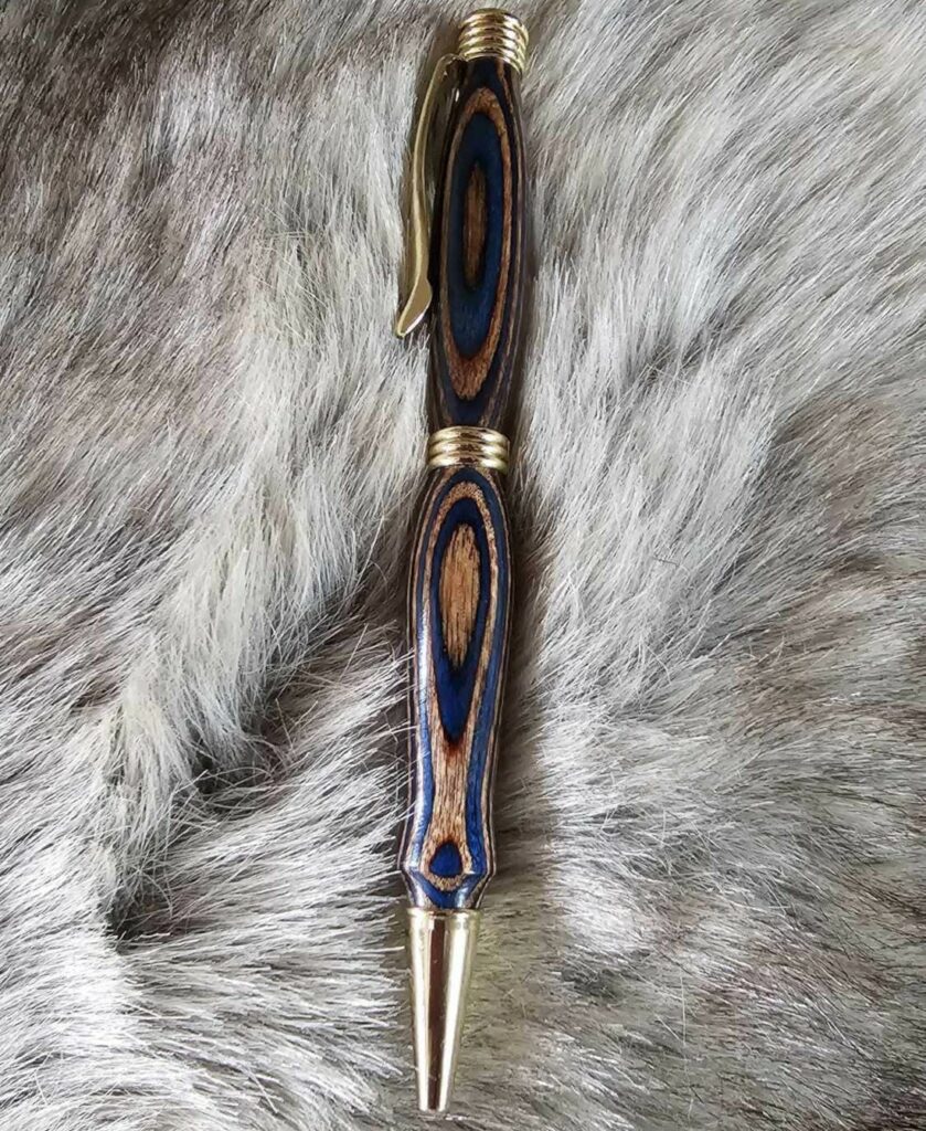 Stylo bille rechargeable en bois lamellé bleu, artisanal, avec un design raffiné et des nuances profondes, fait main en Haute-Normandie.