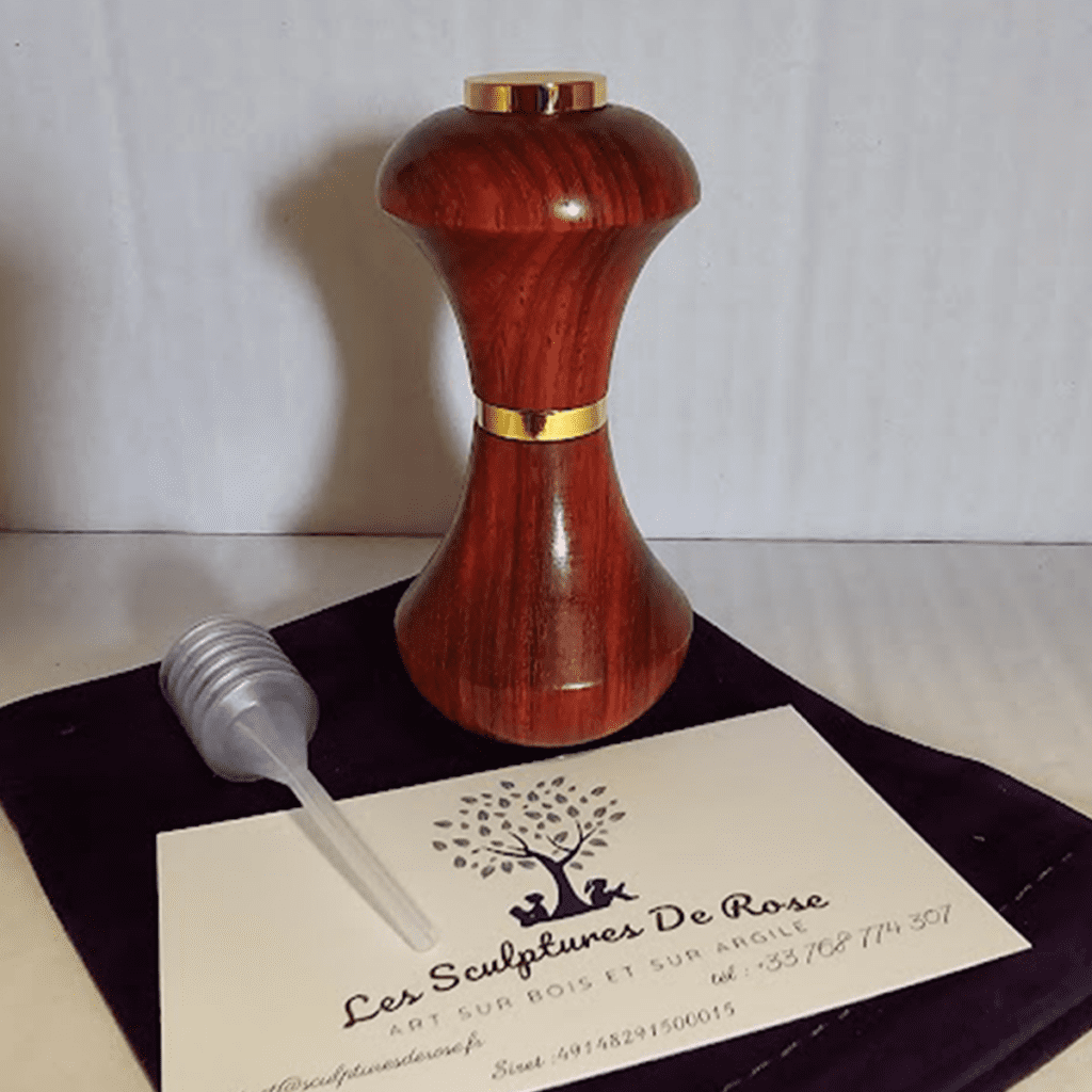 Vaporisateur de parfum de sac en bois de Padouk, accessoire compact, artisanal, élégant et rechargeable.