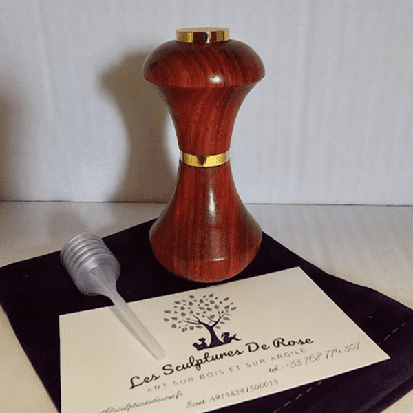 Vaporisateur de parfum de sac en bois de Padouk, accessoire compact, artisanal, élégant et rechargeable.