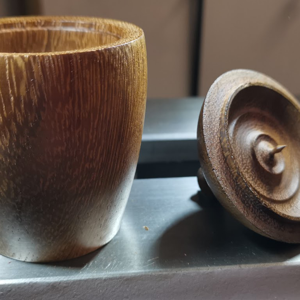 Petit pot en bois d'Iroko, fabriqué à la main, ajoutant une touche naturelle et chaleureuse à votre intérieur.