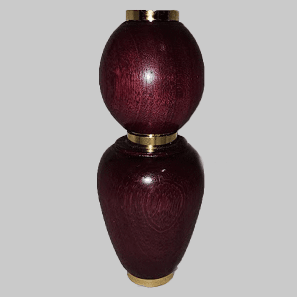 Vaporisateur de parfum en bois d'Amarante, rechargeable et artisanal, avec une teinte violette unique.