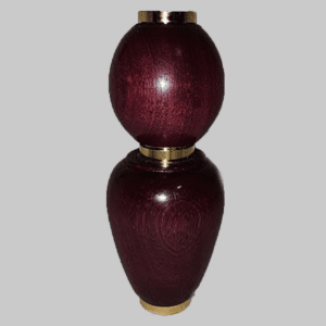 Vaporisateur de parfum en bois d'Amarante, rechargeable et artisanal, avec une teinte violette unique.