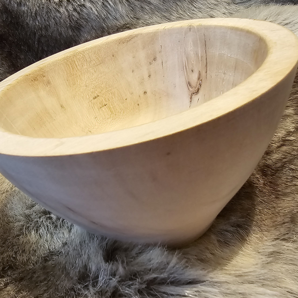 Bol en bois de platane tourné à la main, mettant en valeur les veines naturelles du bois, création artisanale unique.