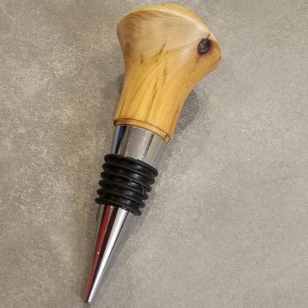 Bouchon de Champagne en bois d'if, fabriqué à la main, ajoutant une touche d'élégance et d'authenticité aux dégustations.