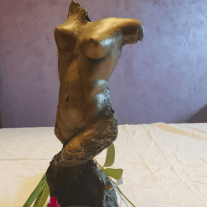 Sculpture "L’Envolée" en argile cuite et patinée façon bronze, représentant un mouvement aérien et gracieux.