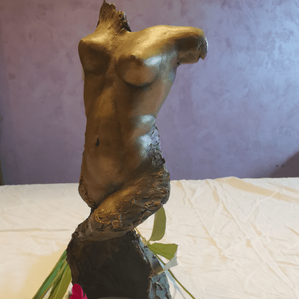 Sculpture "L’Envolée" en argile cuite et patinée façon bronze, représentant un mouvement aérien et gracieux.
