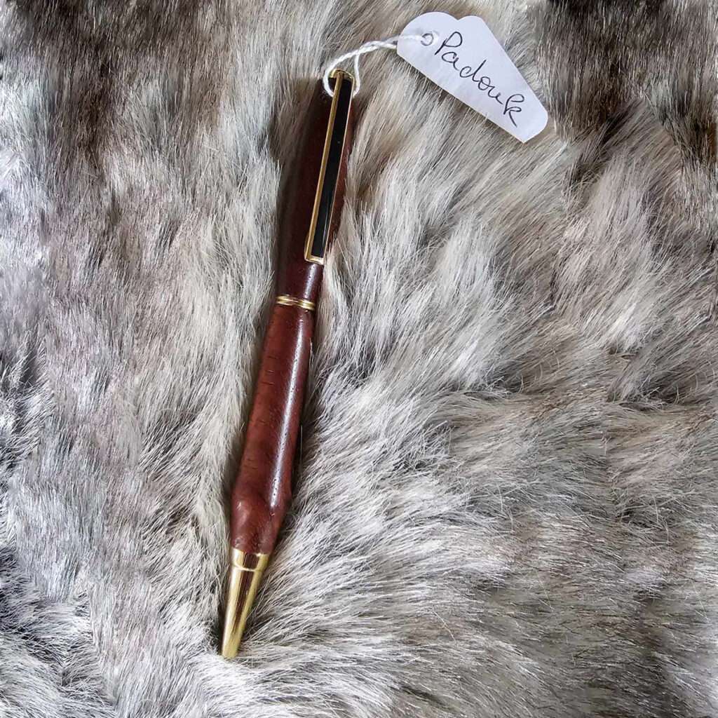 Stylo bille rechargeable en bois de Padouk, fabriqué à la main, avec un design élégant et intemporel.