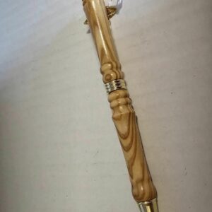 Stylo bille rechargeable en bois d’olivier avec gravure du caducée médical, élégant et symbolique.