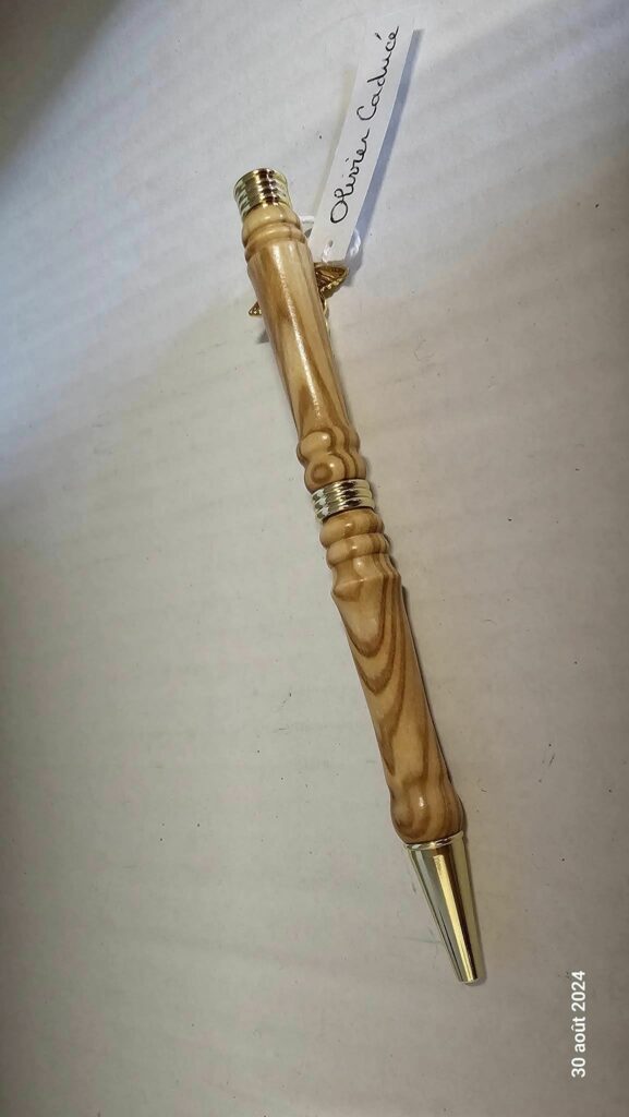 Stylo bille rechargeable en bois d’olivier avec gravure du caducée médical, élégant et symbolique.