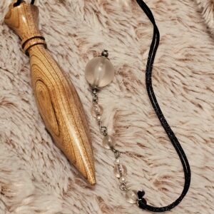 Pendule artisanal en bois de Cytise de 10 cm, conçu pour la radiesthésie, la voyance et le magnétisme. Pièce unique et équilibrée.