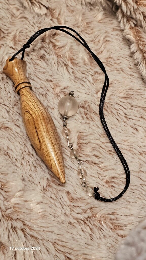 Pendule artisanal en bois de Cytise de 10 cm, conçu pour la radiesthésie, la voyance et le magnétisme. Pièce unique et équilibrée.