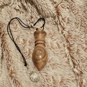 Pendule en bois de Cytise, façonné à la main pour la radiesthésie et la divination. Pièce unique, légère et vibratoirement équilibrée.