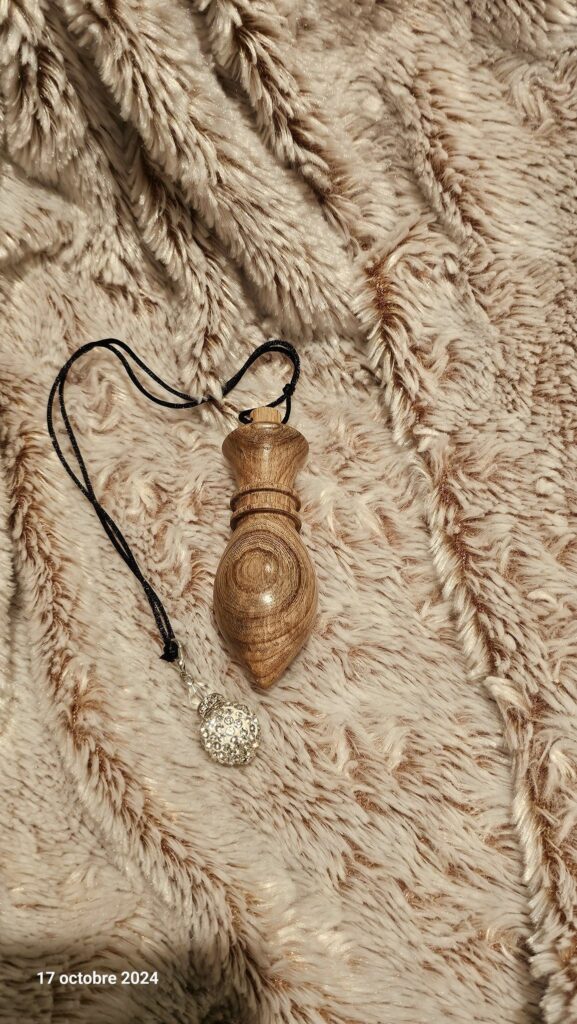 Pendule en bois de Cytise, façonné à la main pour la radiesthésie et la divination. Pièce unique, légère et vibratoirement équilibrée.