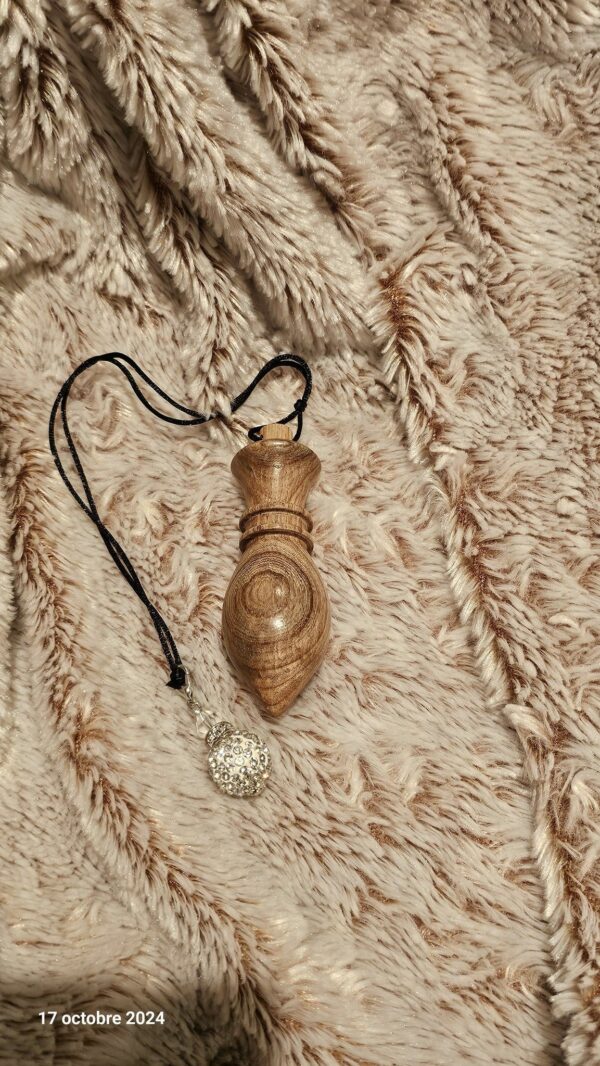 Pendule en bois de Cytise, façonné à la main pour la radiesthésie et la divination. Pièce unique, légère et vibratoirement équilibrée.