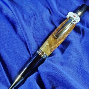 Stylo bille rechargeable "MEDICOR" en loupe d’Amboine, avec mécanisme plaqué or 24 carats, fabriqué à la main en France. Un cadeau idéal pour les professionnels de santé.